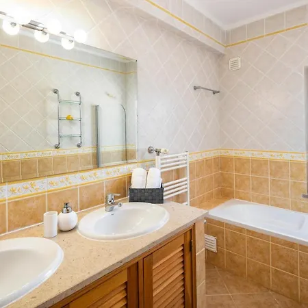 Villa V4 4 Quartos Com Piscina Privada *