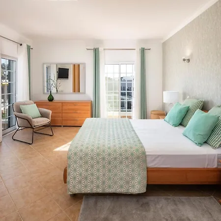 V4 4 Quartos Com Piscina Privada